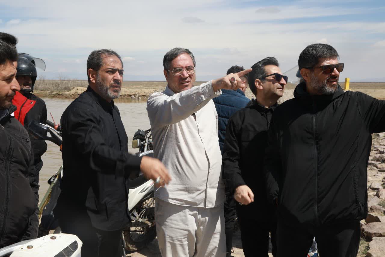 حضور میدانی و بازدید استاندار آذربایجان‌غربی از جریان انتقال آب از رودخانه‌های حوضه آبریز به دریاچه ارومیه + تصاویر