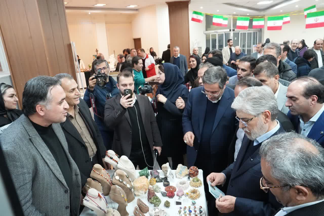بازدید وزیر علوم و استاندار آذربایجان‌غربی از نمایشگاه صنایع‌دستی استان + تصاویر