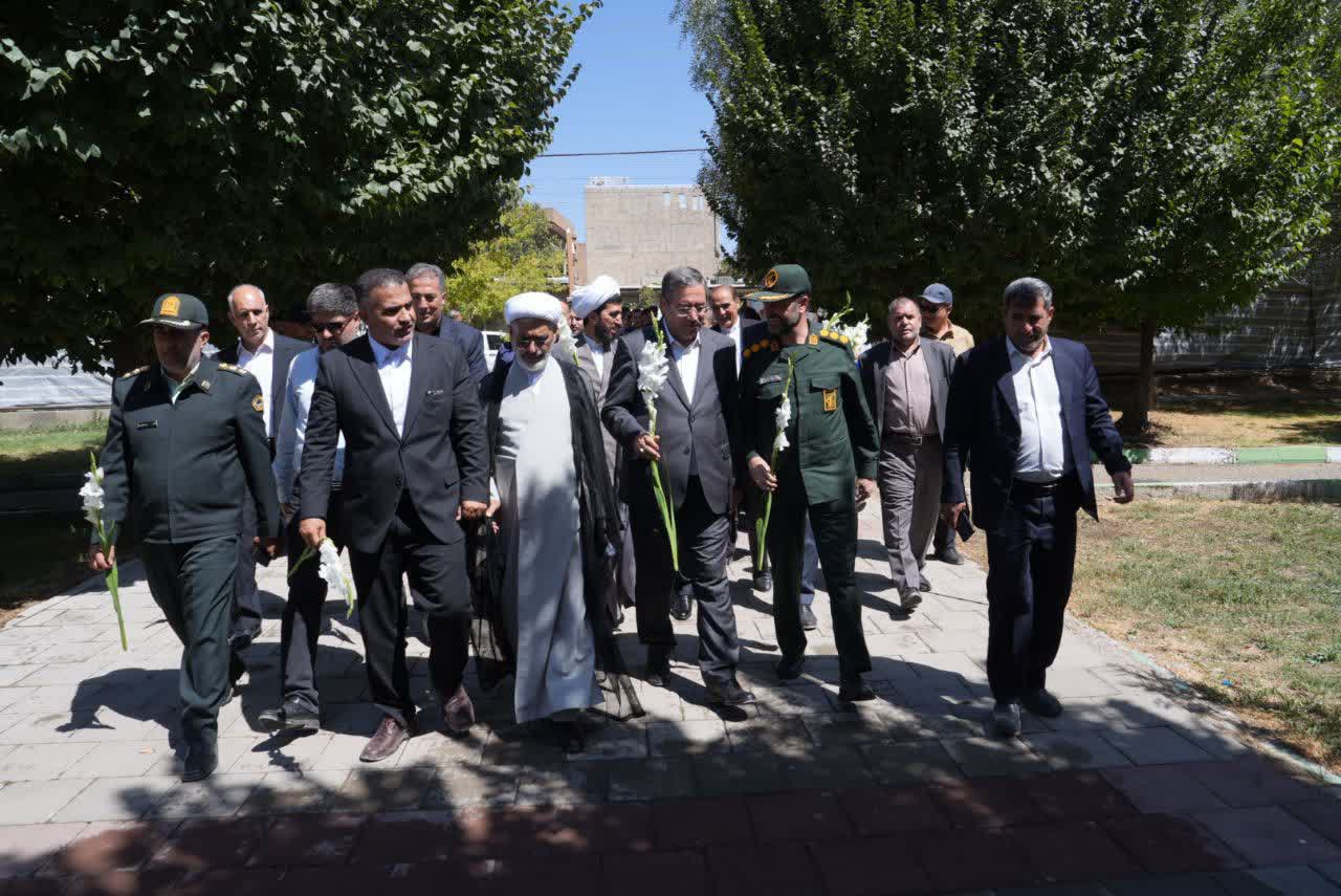 ادای احترام استاندار آذربایجانغربی به مقام شامخ شهدای شهرستان تکاب + تصاویر