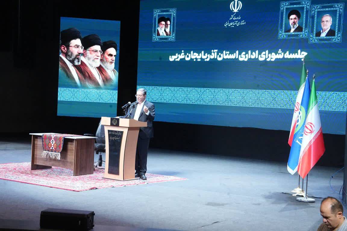 آلبوم تصویری / تجلیل از خدمتگزاران منتخب در جلسه شورای اداری آذربایجانغربی