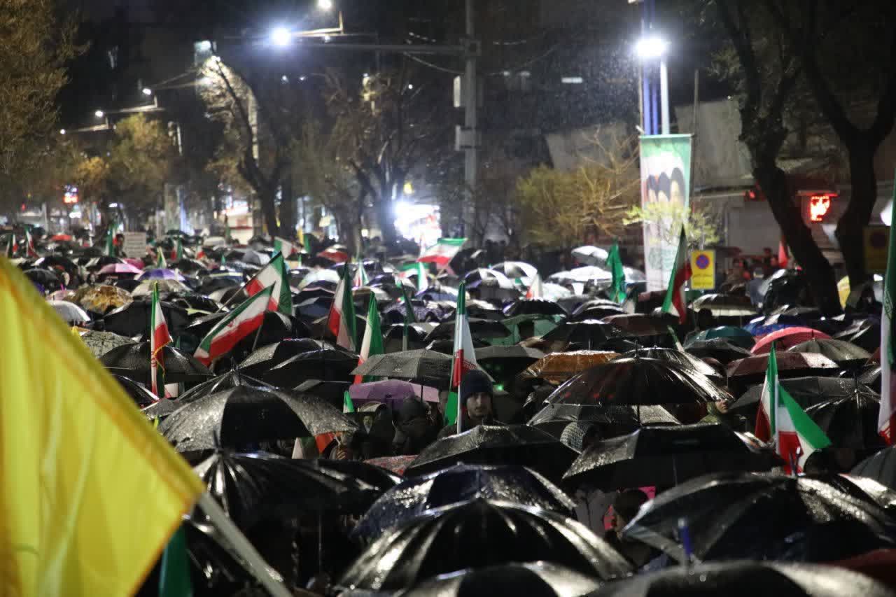 تجمع شبانه مردم ارومیه در ششمین روز از سال جدید زیر بارش باران + تصاویر