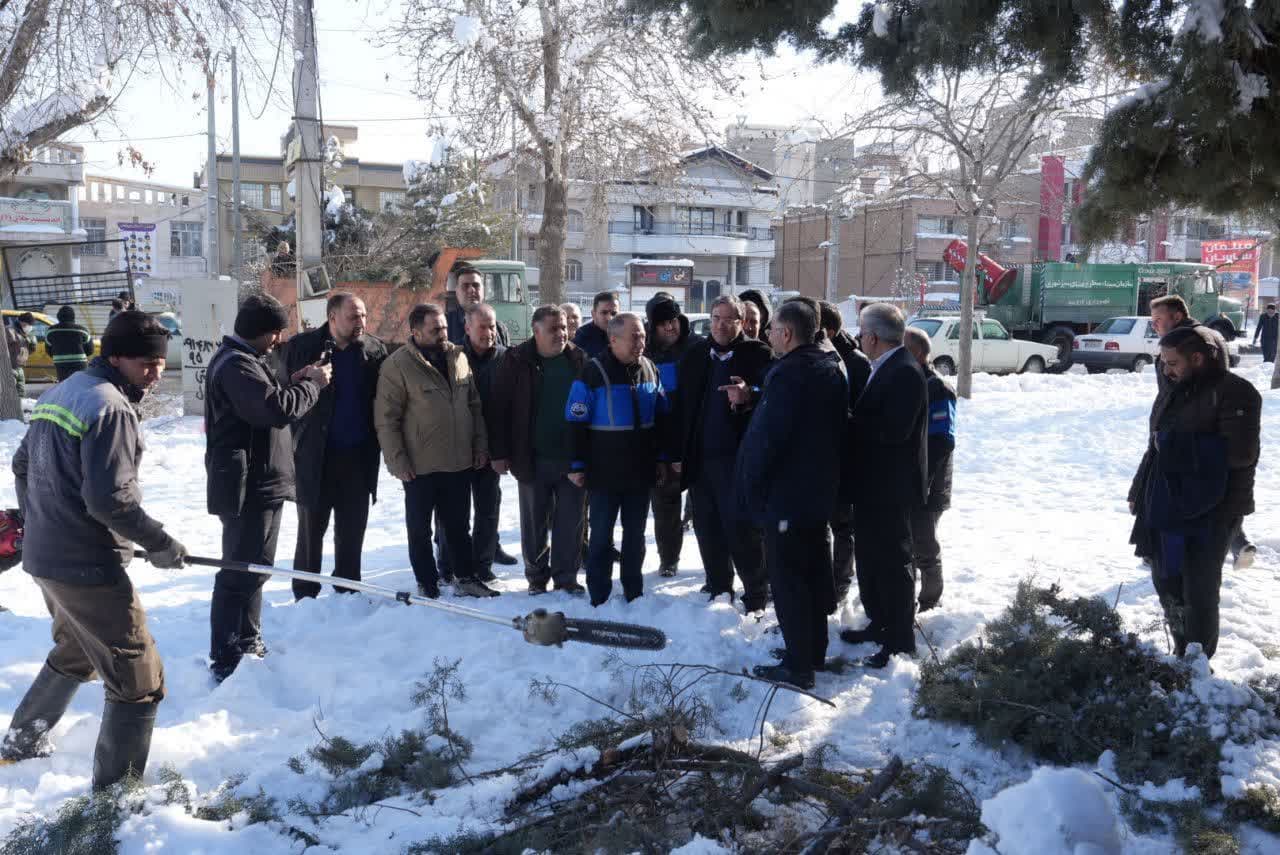 آلبوم تصویری / بازدید میدانی استاندار آذربایجانغربی از روند جمع آوری برف در مناطق مختلف ارومیه