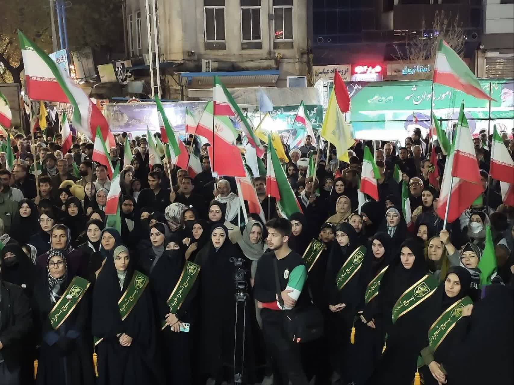 تداوم حضور شبانه مردم در خیابان/ اتحاد آهنین و قدرتمند اقشار مختلف مردم ارومیه در تجمعات شبانه بر علیه متجاوزین جنایتکار