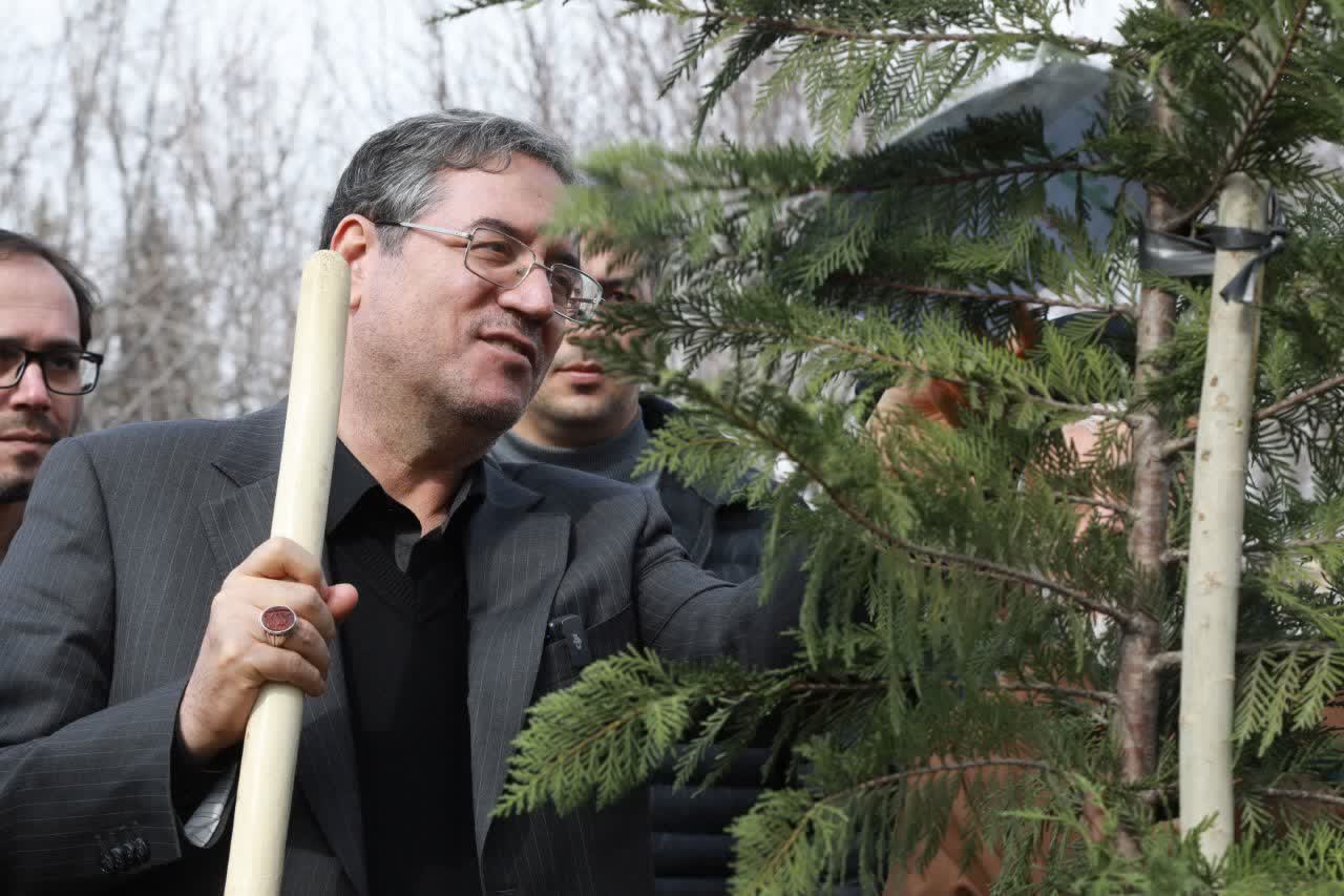 نماینده ولی‌فقیه در استان و استاندار آذربایجان‌غربی چند اصله نهال غرس کردند + تصاویر