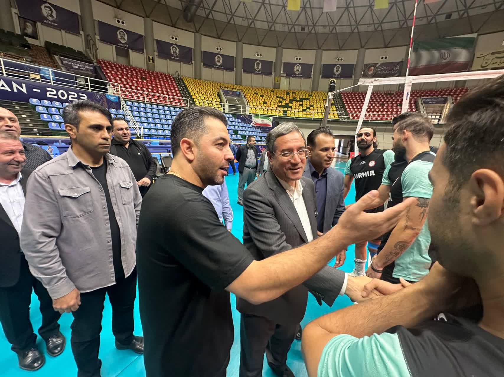 بازدید استاندار آذربایجانغربی از تمرین تیم والیبال شهرداری ارومیه + تصاویر