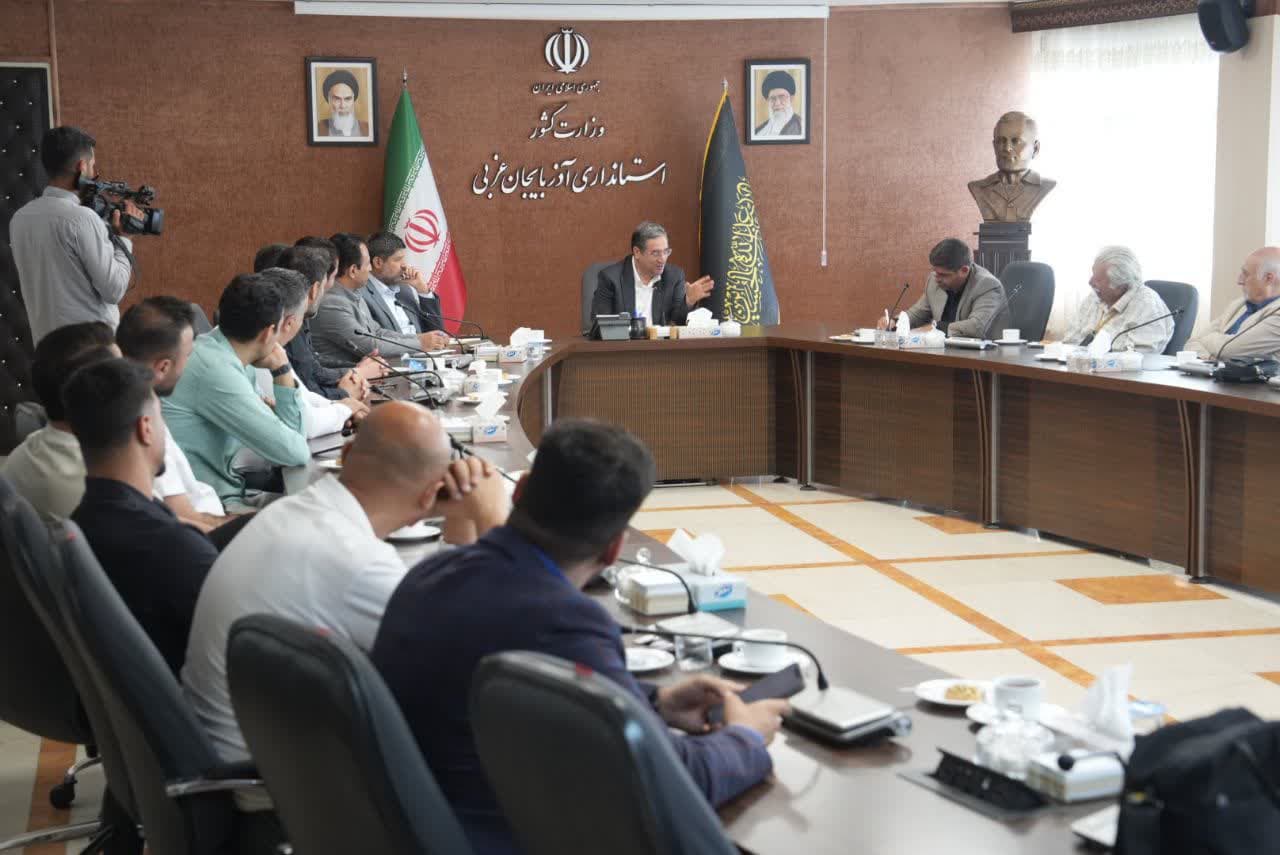 دیدار جمعی از پیشکسوتان و ملیپوشان والیبال با استاندار آذربایجانغربی + تصاویر