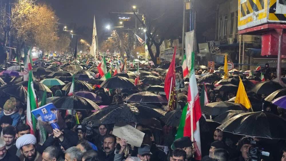 تداوم تجمع شبانه مردم ارومیه در زیر باران