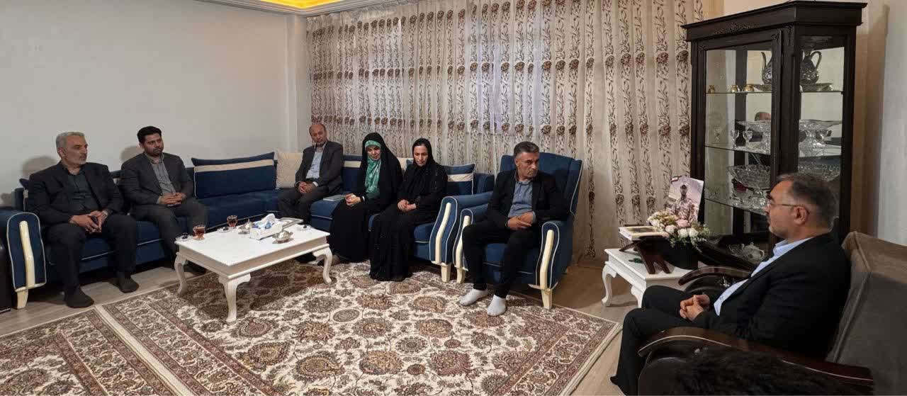 دیدار معاون استاندار آذربایجان غربی با خانواده دو شهید شهرستان ماکو + تصاویر