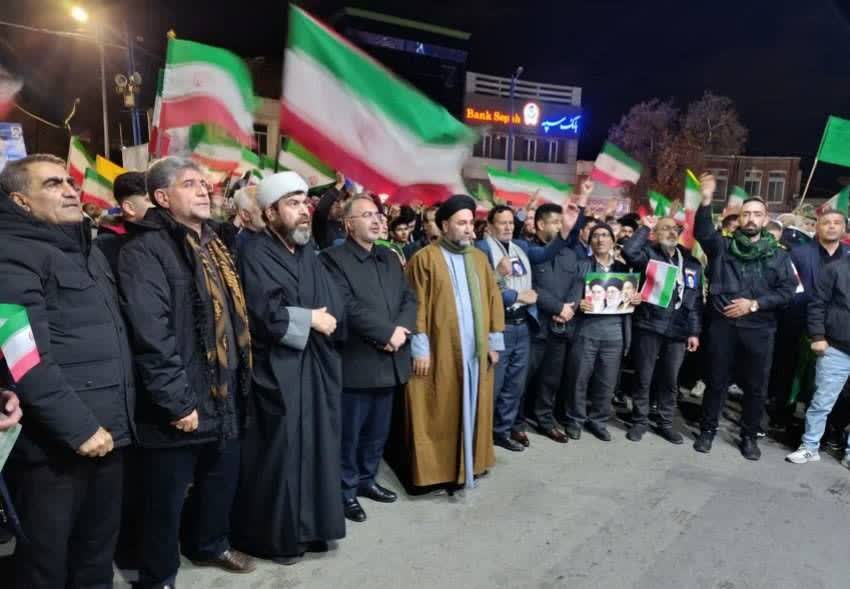 تداوم تجمع شبانه و حضور مردم ارومیه در آغازین ساعات از سال جدید