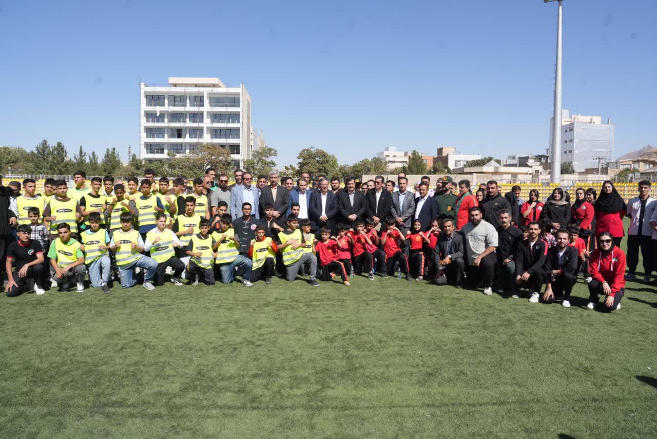 بازدید وزیر ورزش و جوانان و استاندار آذربایجانغربی از ورزشگاه آزادی مهاباد + تصاویر