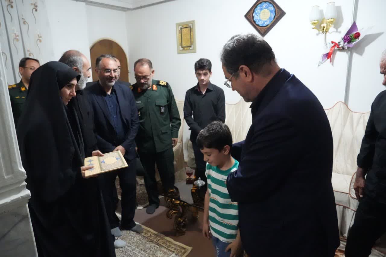تکریم خانواده شهدای اقتدار ایران در ارومیه + تصاویر
