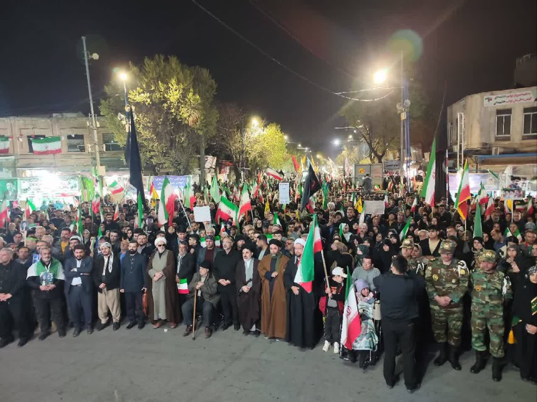 شبی دیگر از شبهای پرغرور و تاریخی ایران و استمرار و تدوام تجمع شبانه مردم ارومیه + تصاویر