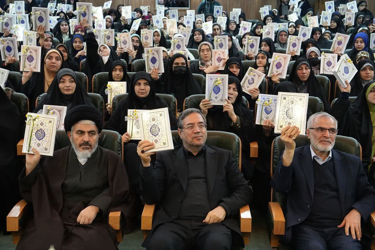 برگزاری آیین تبیین طرح زندگی با آیهها و رونمایی از 10 هزار جلد قرآن کریم در ارومیه + تصاویر