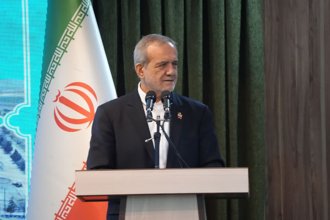 آلبوم تصویری / نشست رئیسجمهور پزشکیان با سرمایهگذاران و فعالان اقتصادی آذربایجانغربی