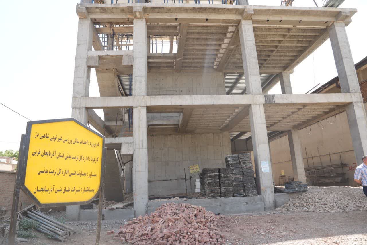 بازدید استاندار آذربایجانغربی از روند احداث مدرسه 12 کلاس نصر و سالن ورزشی شاهین دژ + تصاویر