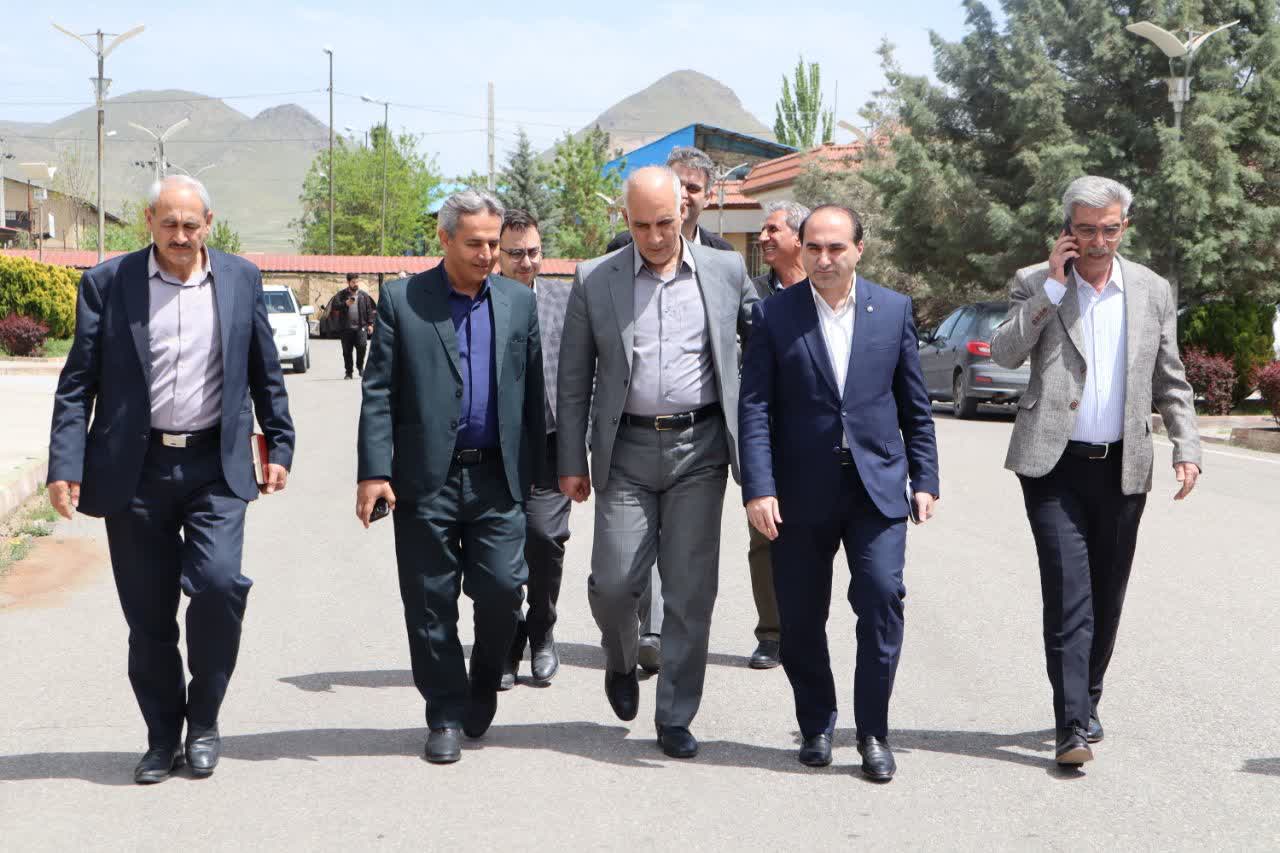 بازدید معاون استاندار آذربایجانغربی از مجموعه دستکش حریر ایران در ارومیه