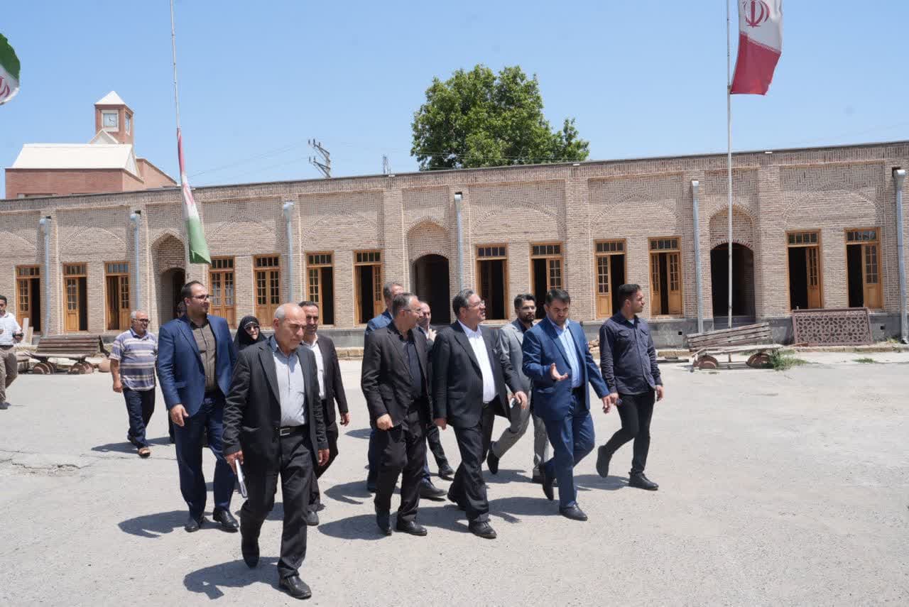 اقامه نماز ظهر و بازدید استاندار آذربایجانغربی از مسجد جامع ارومیه + تصاویر