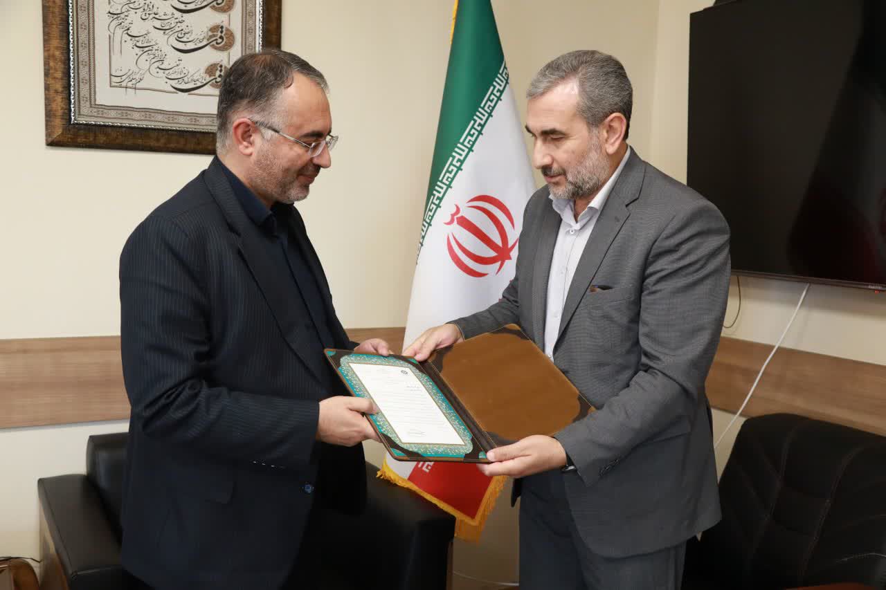 ارومیه لوح «شهر دوستدار کتاب» را دریافت کرد