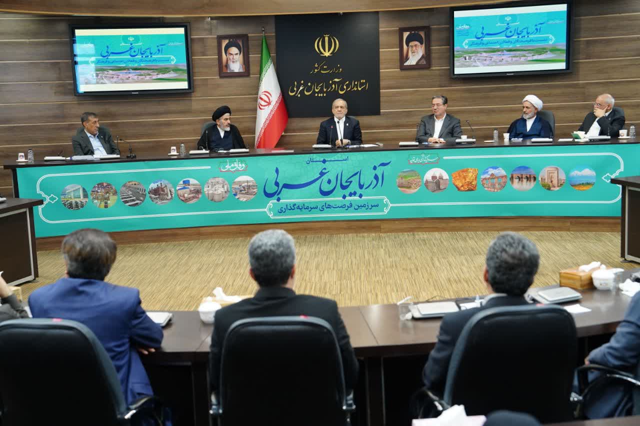 آلبوم تصویری / برگزاری نشست فرهیختگان و فعالان سیاسی، اجتماعی و فرهنگی آذربایجانغربی