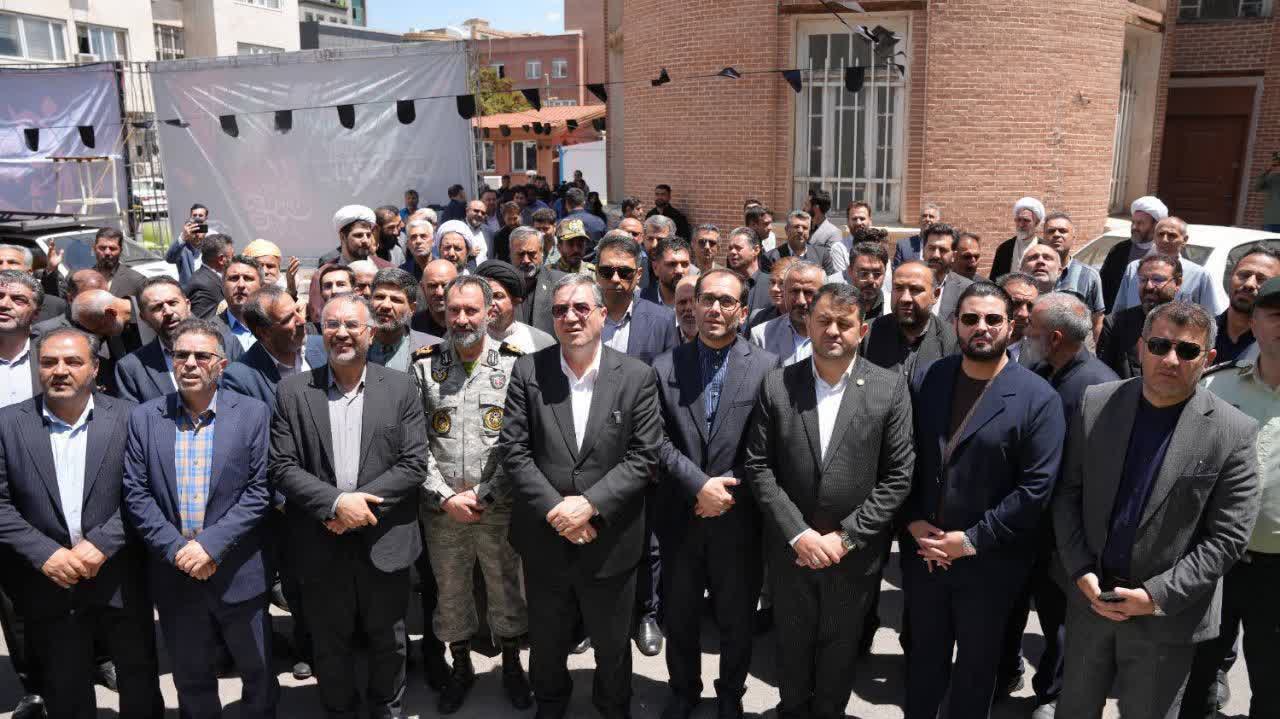 اهتزاز پرچم حسینی در ارومیه همزمان با آغاز ماه محرم + تصاویر