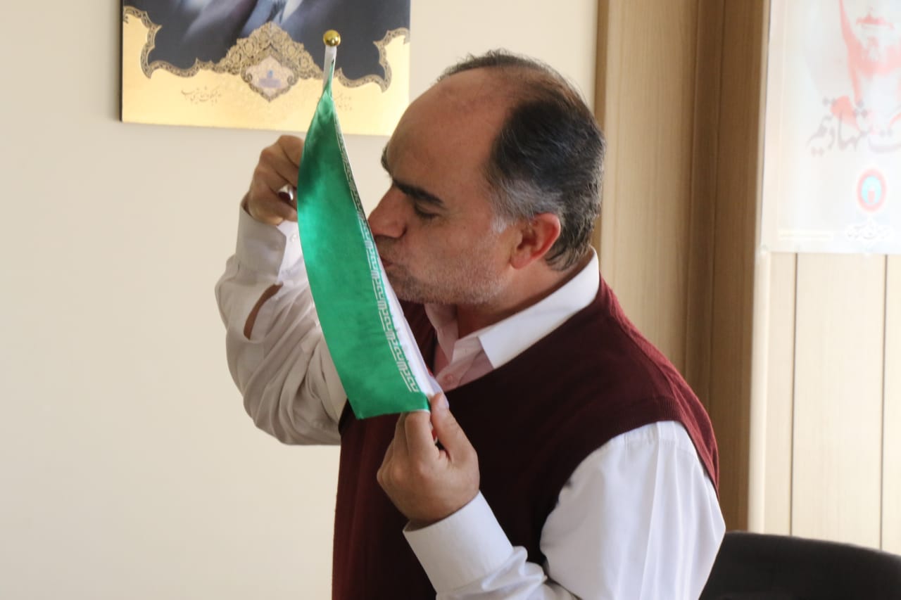 مشارکت همکاران استانداری در پویش پرچم افتخار در چهل و سومین سالگرد پیروزی انقلاب اسلامی