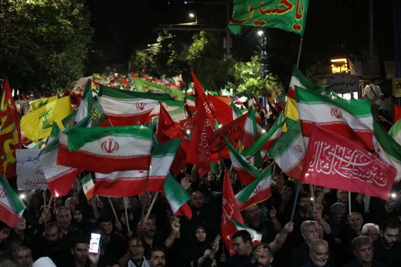 تداوم اجتماع دشمنستیز مردم ارومیه در خیابانها برای حفظ و تقویت همبستگی اجتماعی و تجدید پیمان با آرمانهای والای شهدا