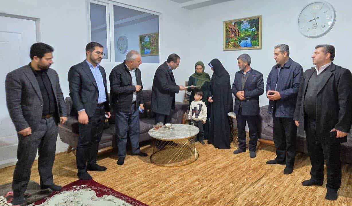 دیدار معاون استاندار آذربایجان‌غربی با خانواده‌های معزز شهدای جنگ رمضان در ماکو + تصاویر