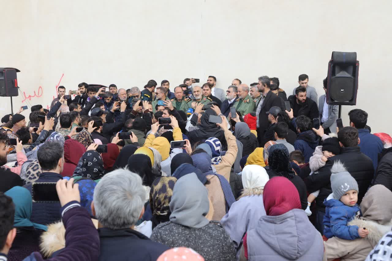 آلبوم تصویری / بازدید فرمانده سپاه پاسداران انقلاب اسلامی از مناطق زلزله زده و کمپ های اسکان اضطراری در خوی