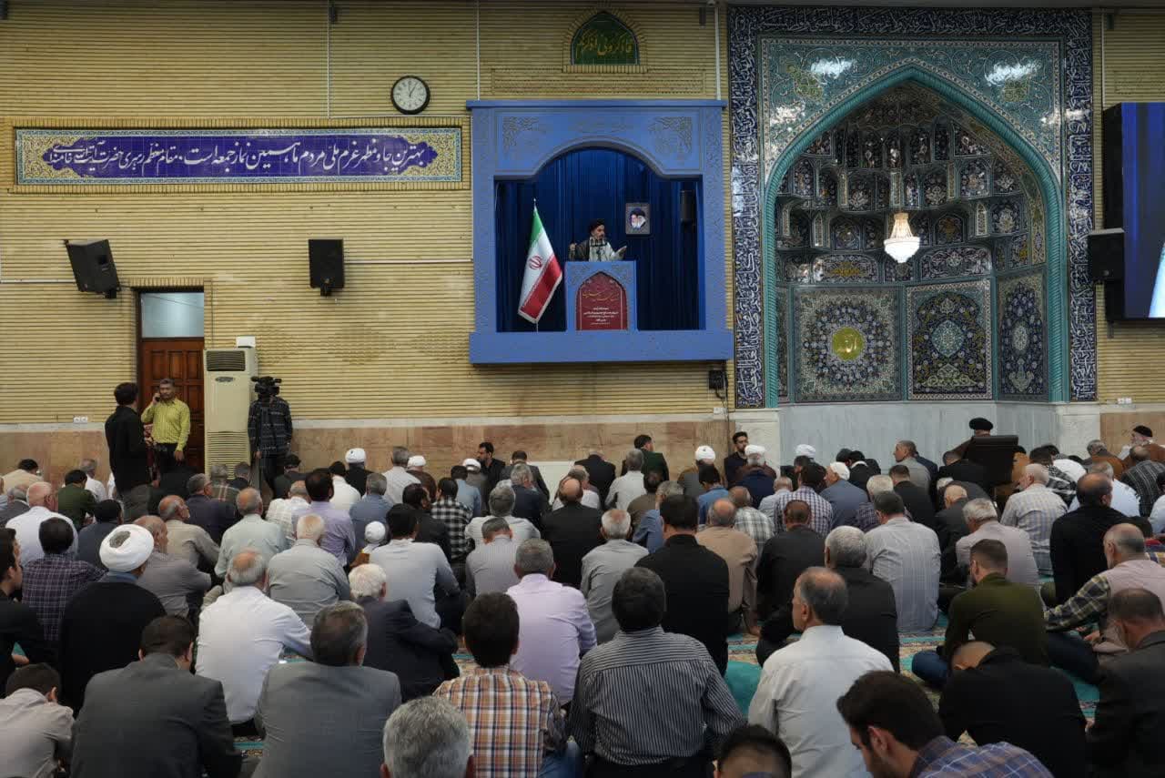حضور استاندار آذربایجانغربی در آیین نماز جمعه ارومیه + تصاویر