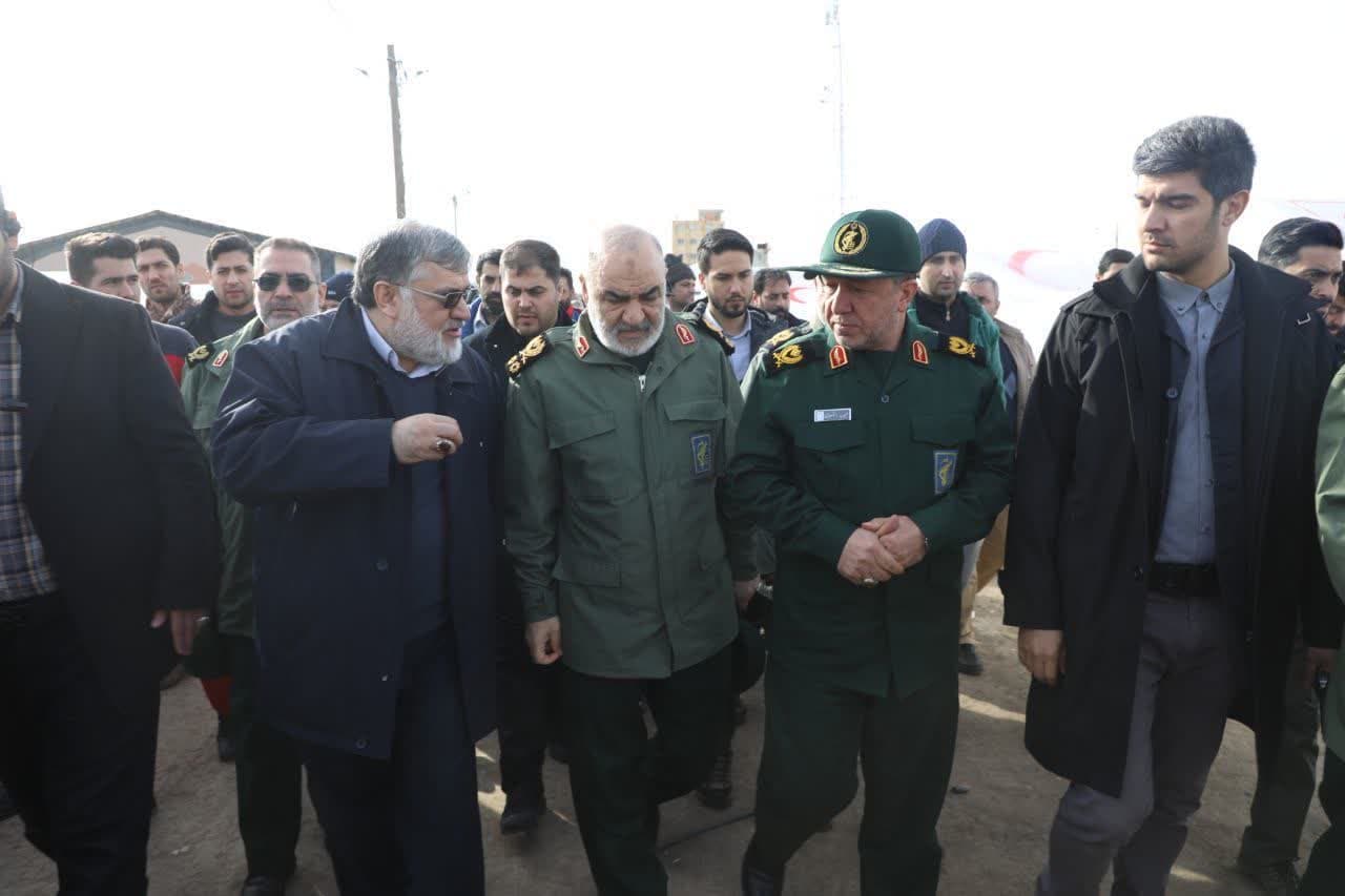 بازدید فرمانده سپاه پاسداران انقلاب اسلامی از روند اسکان اضطراری زلزله زدگان شهرستان خوی + تصاویر