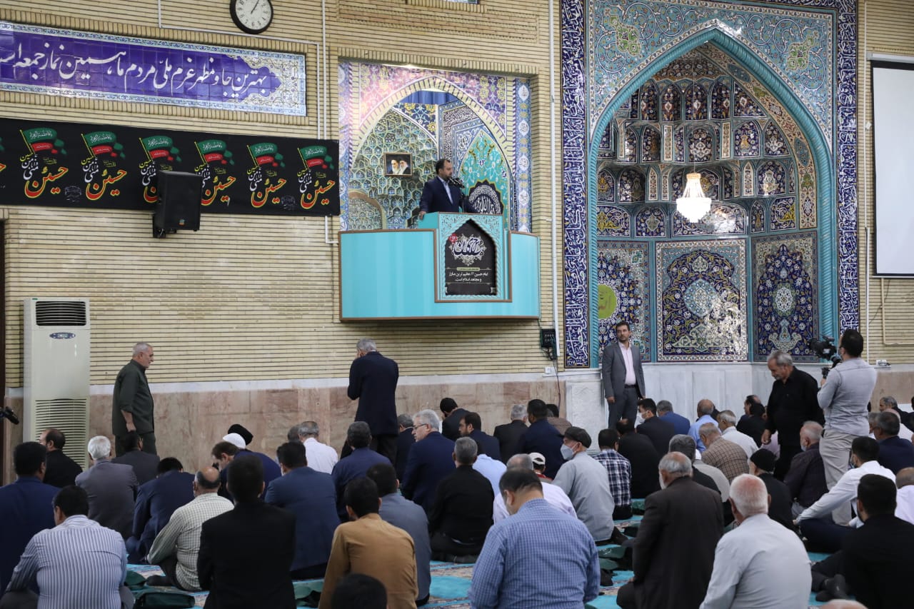 آلبوم تصویری / حضور وزیر اقتصاد و دارایی و استاندار آذربایجان غربی در نماز جمعه ارومیه