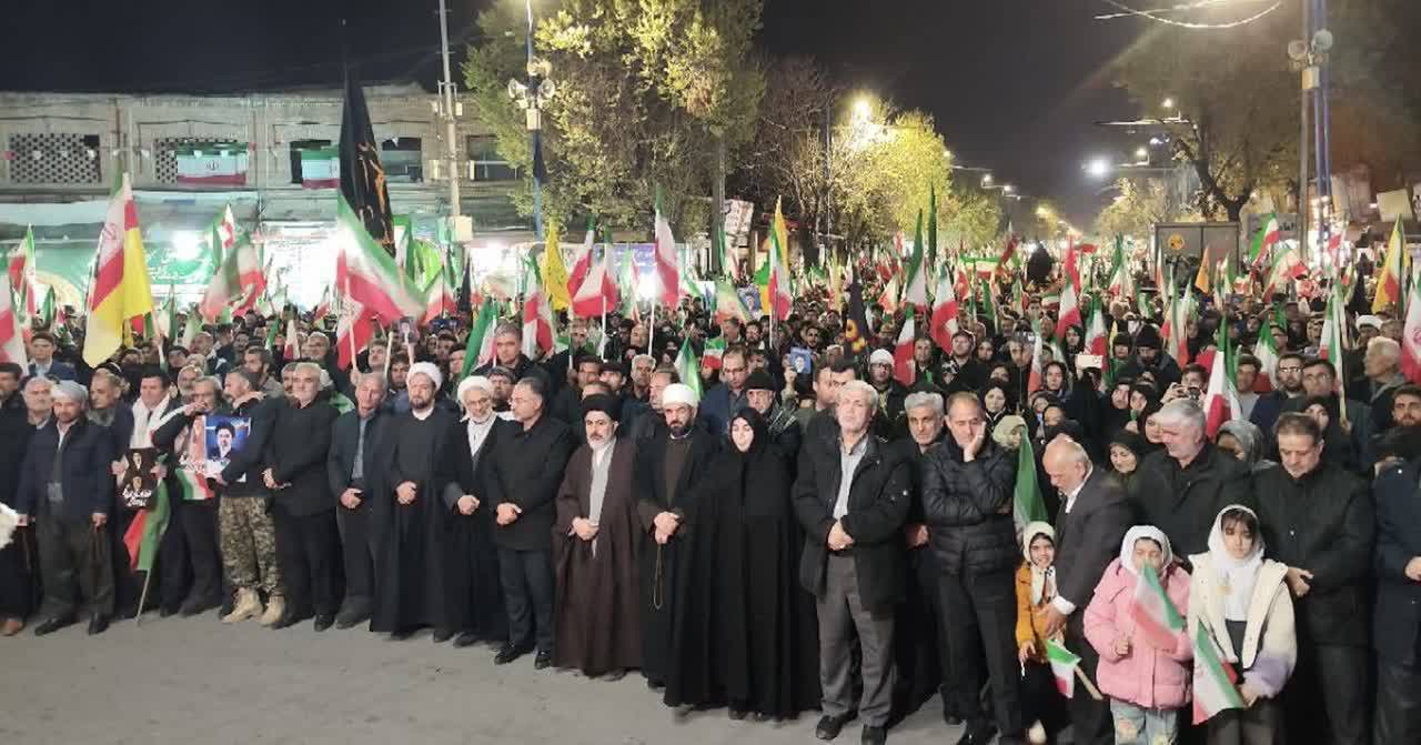 تداوم ایستادگی و مقاومت در اجتماع شبانه مردم ارومیه + تصاویر