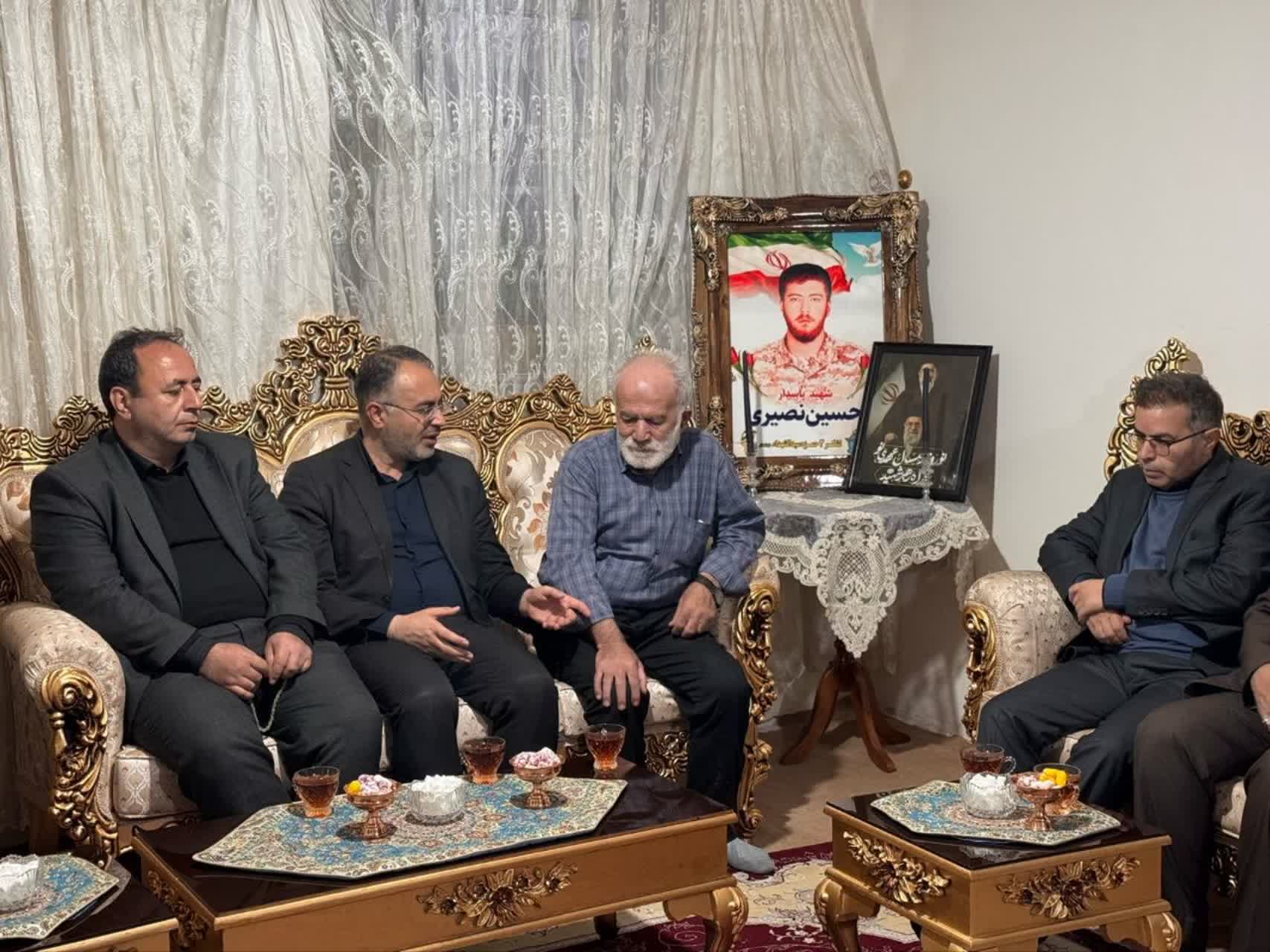 رشادت و ایثارگری شهیدان و خانواده‌های آنان نباید فراموش شود