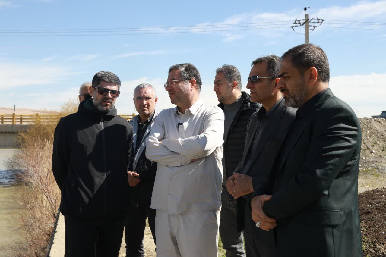 حضور میدانی و بازدید استاندار آذربایجان‌غربی از جریان انتقال آب از رودخانه‌های حوضه آبریز به دریاچه ارومیه + تصاویر