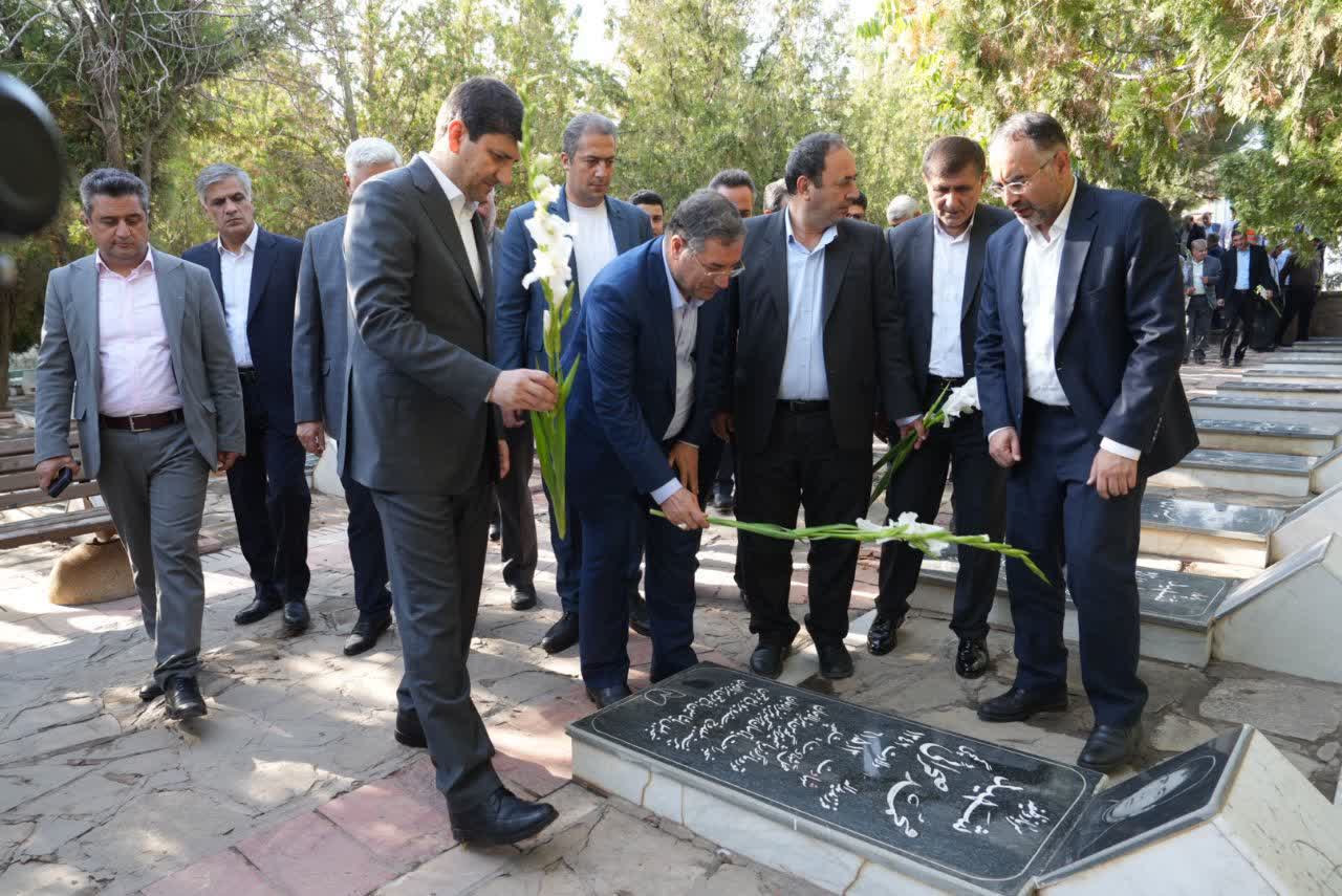 ادای احترام وزیر ارتباطات و فناوری اطلاعات به مقام شامخ شهدای ارومیه + تصاویر