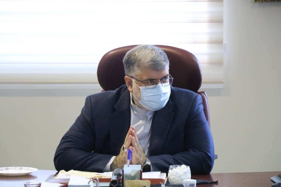 بازدید محمدصادق معتمدیان، استاندار آذربایجان غربی از شرکت دستکش حریر ایران در ارومیه