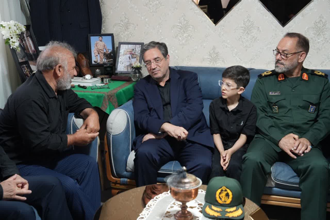 تکریم خانواده شهدای اقتدار ایران در ارومیه + تصاویر