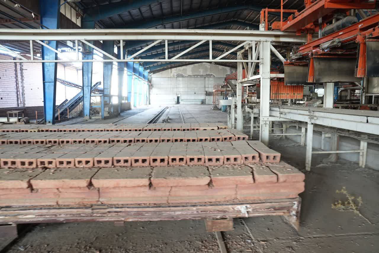 بازدید استاندار آذربایجان‌غربی از کارخانه راکد آجر سفال گرگین + تصاویر