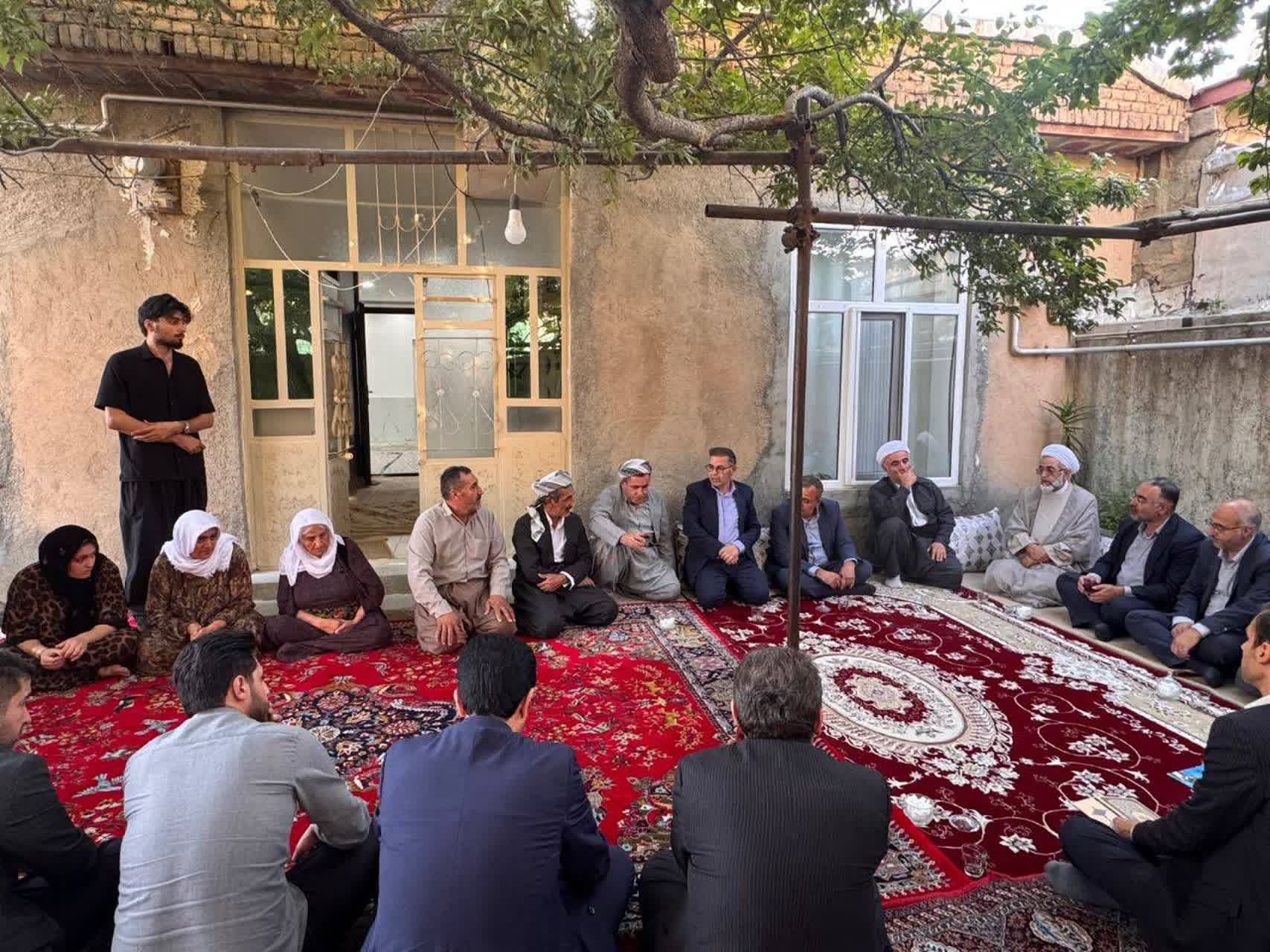 دیدار معاونین استاندار آذربایجانغربی با خانواده شهید ماموستا محمد نزهتی