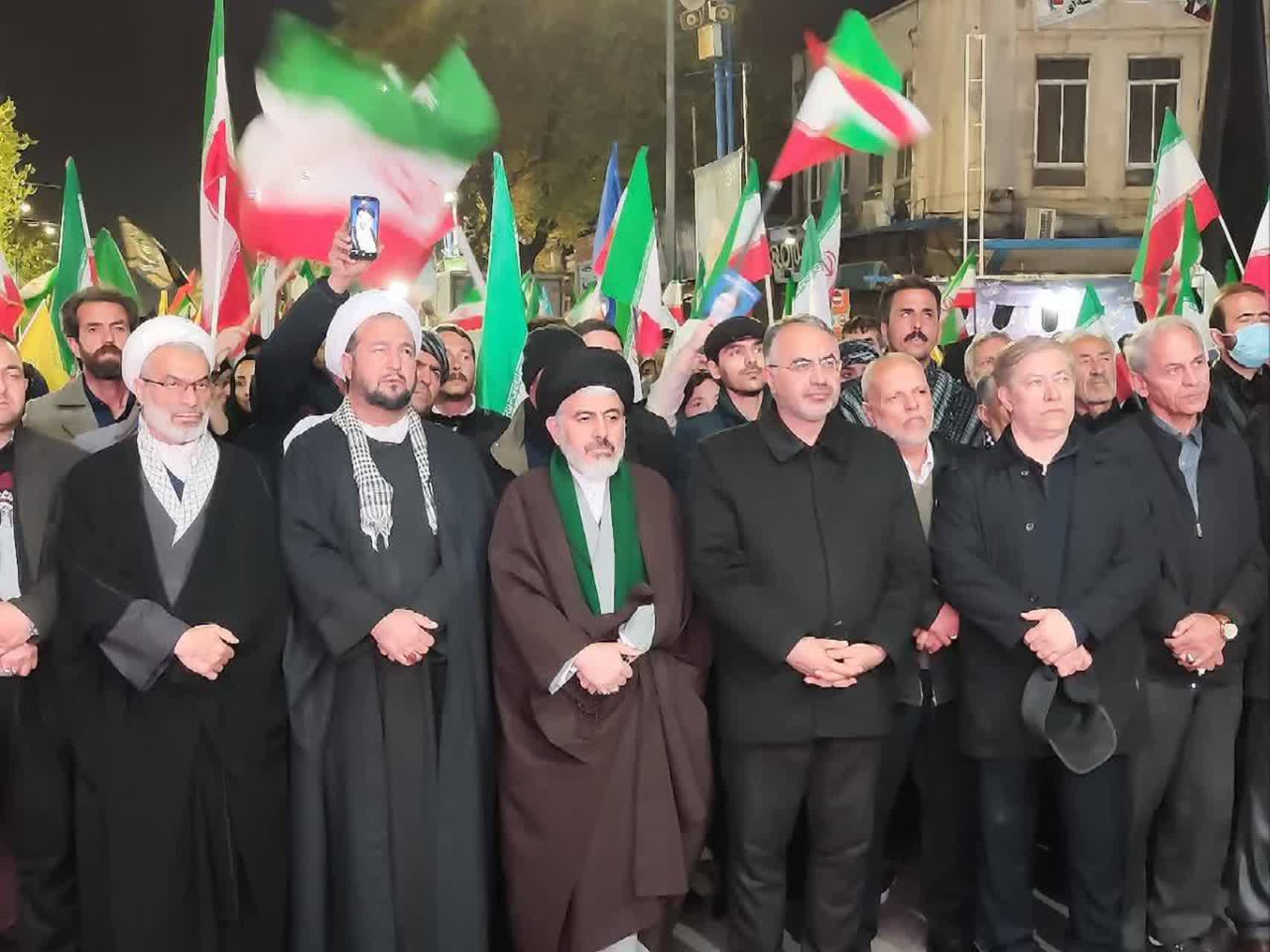 استمرار تجمع شبانه مردم ارومیه، اقامه نماز استغاثه توسط نمازگزاران باایمان + تصاویر