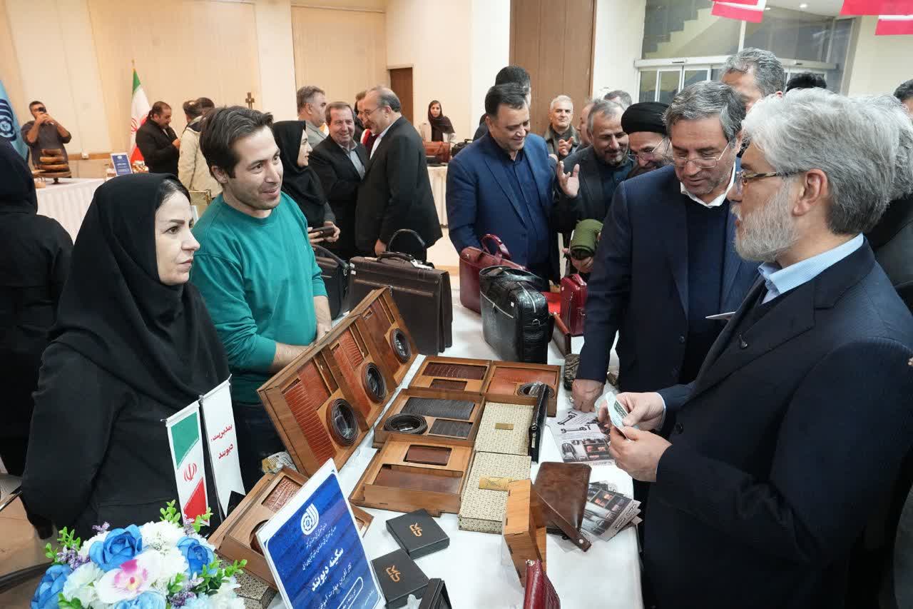 بازدید وزیر علوم و استاندار آذربایجان‌غربی از نمایشگاه صنایع‌دستی استان + تصاویر