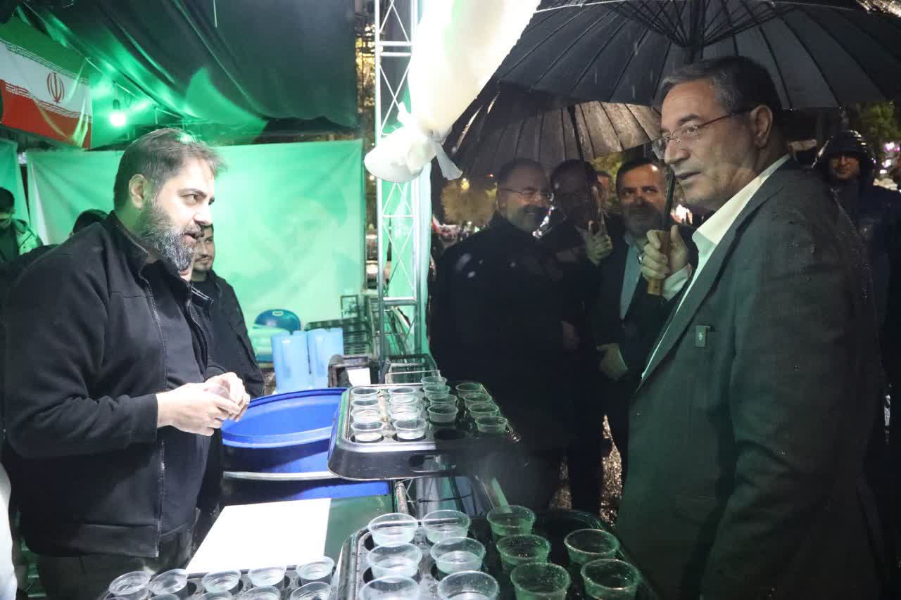 حضور استاندار آذربایجان‌غربی در میزهای خدمت شبانه ارومیه + تصاویر