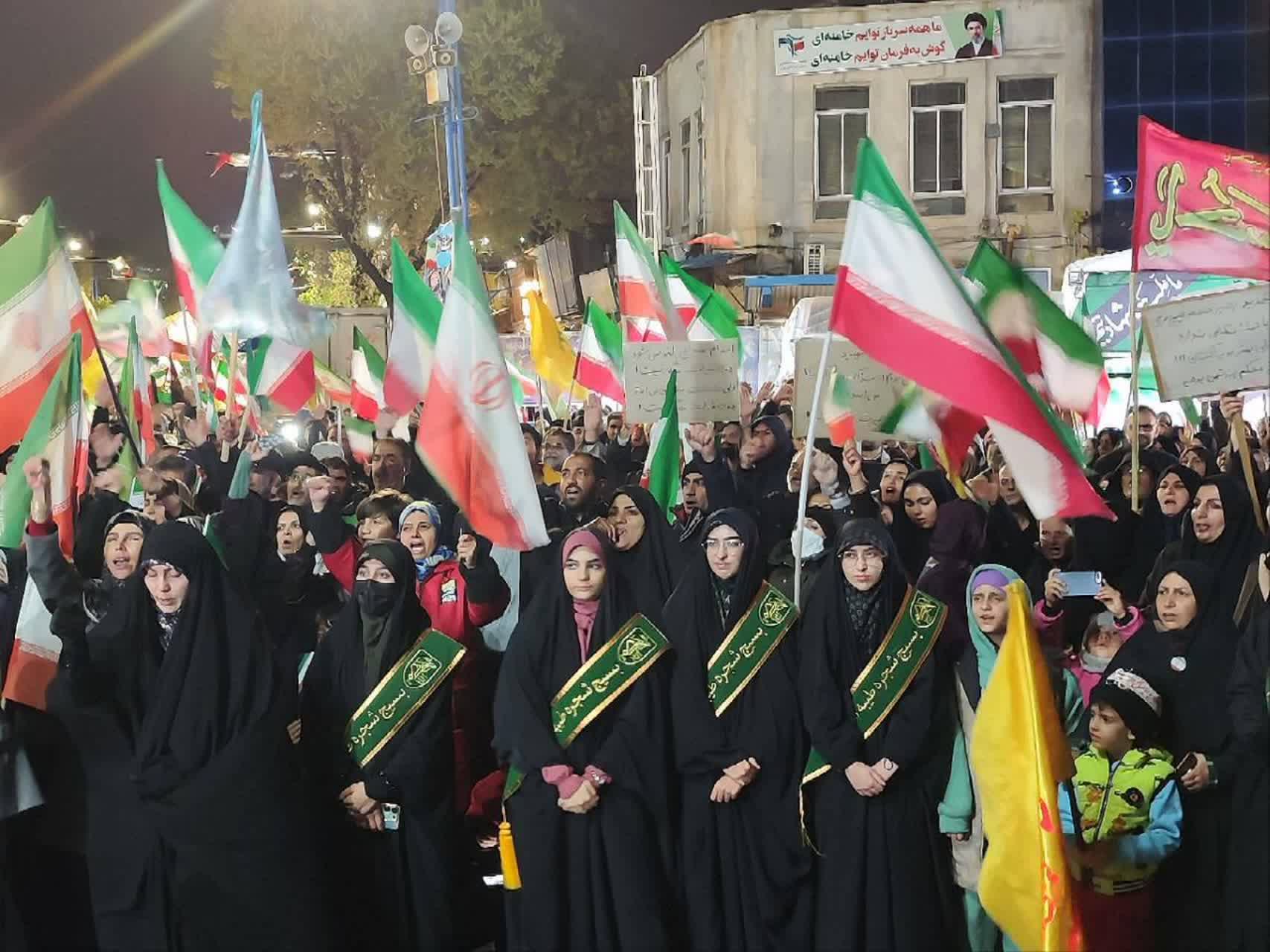 تداوم تجمع شبانه مردم / خروش دشمن ستیز مردم وفادار ارومیه