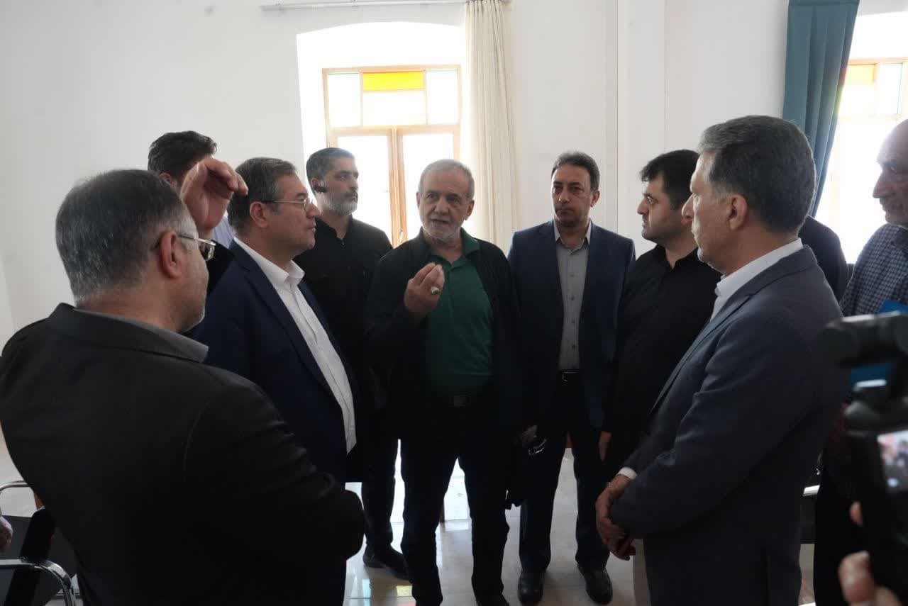 بازدید رئیسجمهور از مرکز خدمات سرمایهگذاری آذربایجانغربی + تصاویر