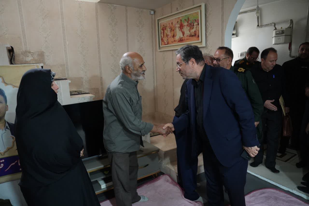 تکریم خانواده شهدای اقتدار ایران در ارومیه + تصاویر