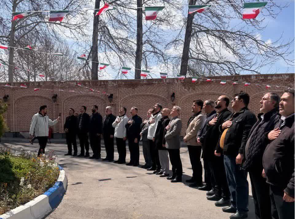 اهتزاز پرچم کشورمان و رونمایی از دیوار نگاره جدید در ارومیه