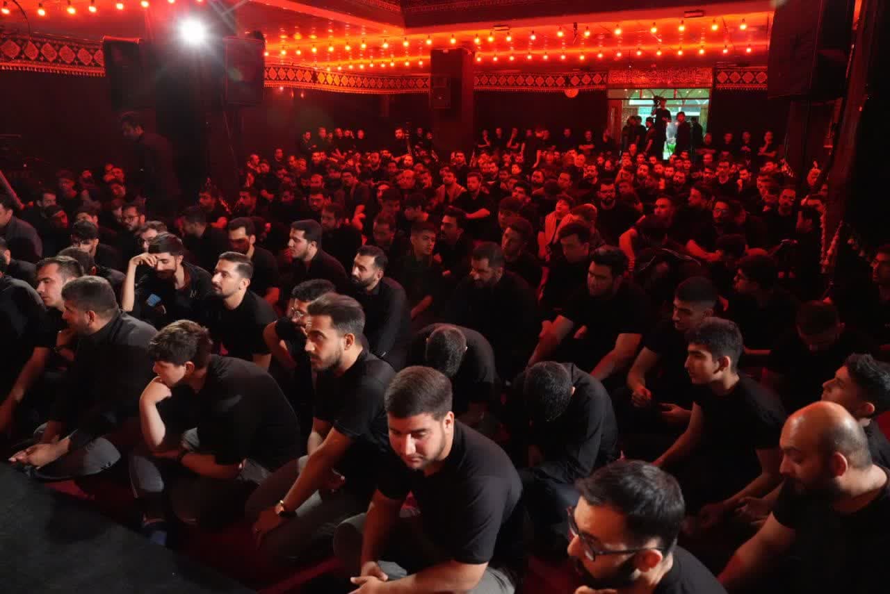 برگزاری آیین معنوی عزاداری شب عاشورای حسینی در حسینیه عاشقان ولایت ارومیه + تصاویر