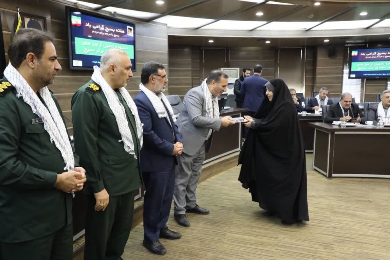 آلبوم تصویری / آیین تجلیل از تلاشگران عرصه میز خدمت به مناسبت گرامیداشت هفته بسیج