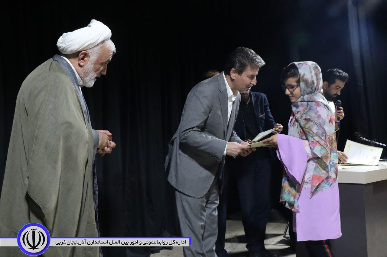 شاعران و سخن سرایان آگاه بسترساز تقویت وحدت ملی و انتقال دهنده والاترین ارزشهای انسانی به نسل های آینده هستند