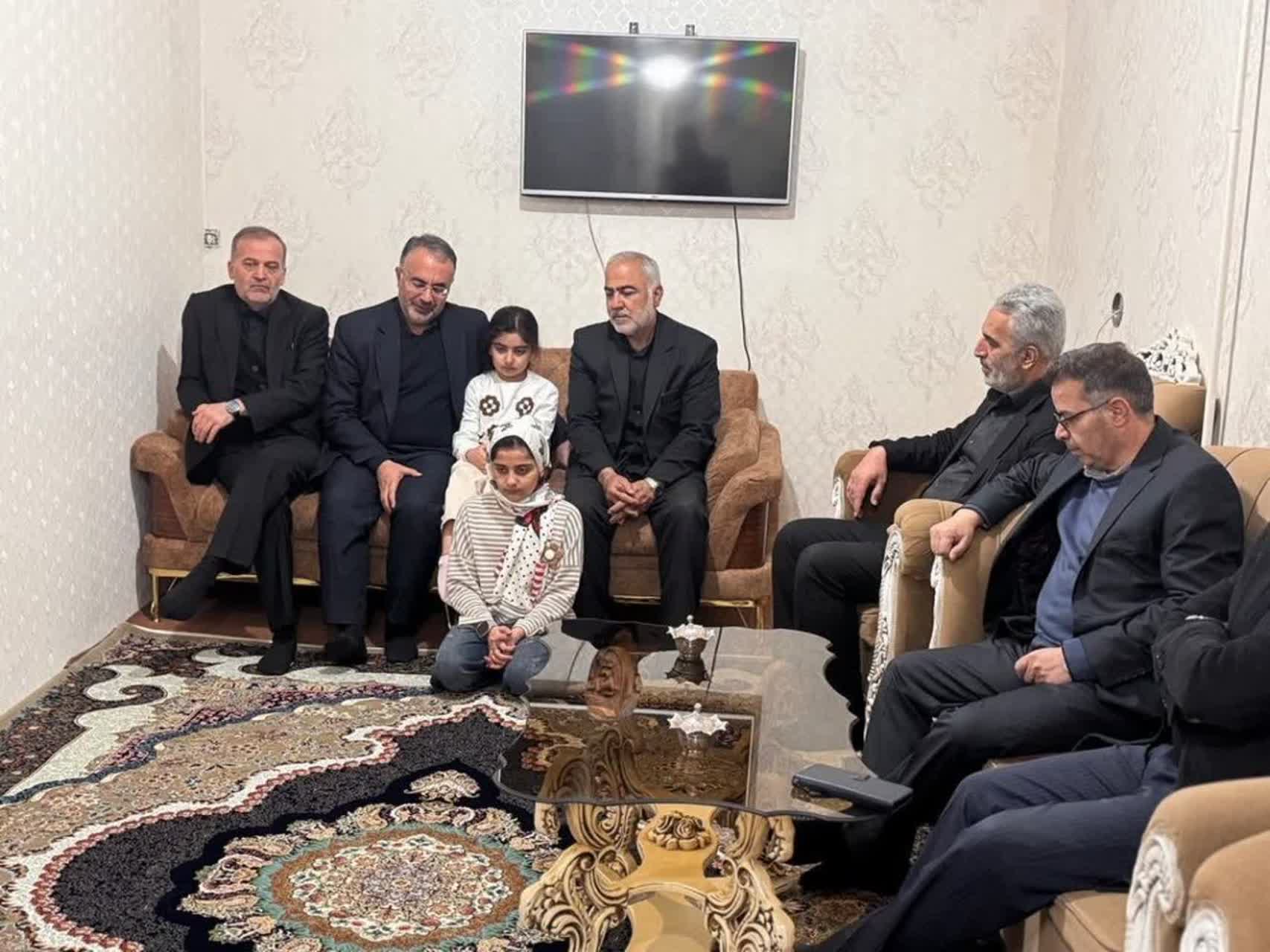 دیدار معاون استاندار آذربایجان‌غربی با خانواده‌های معزز شهدا در شهرستان نقده